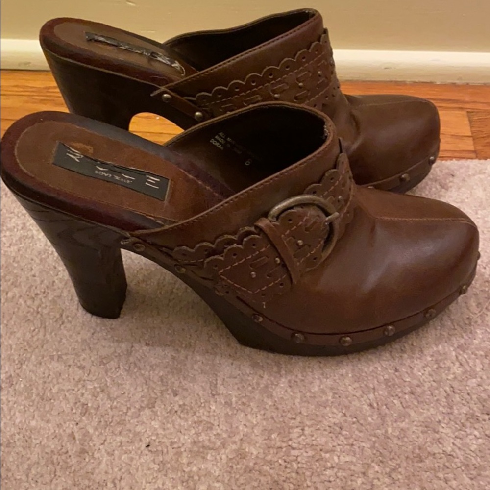 Slip on heel, very comfortable.